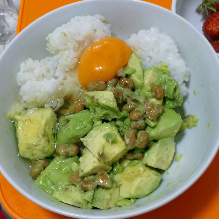 混ぜるだけ!!アボカド納豆卵ごはん